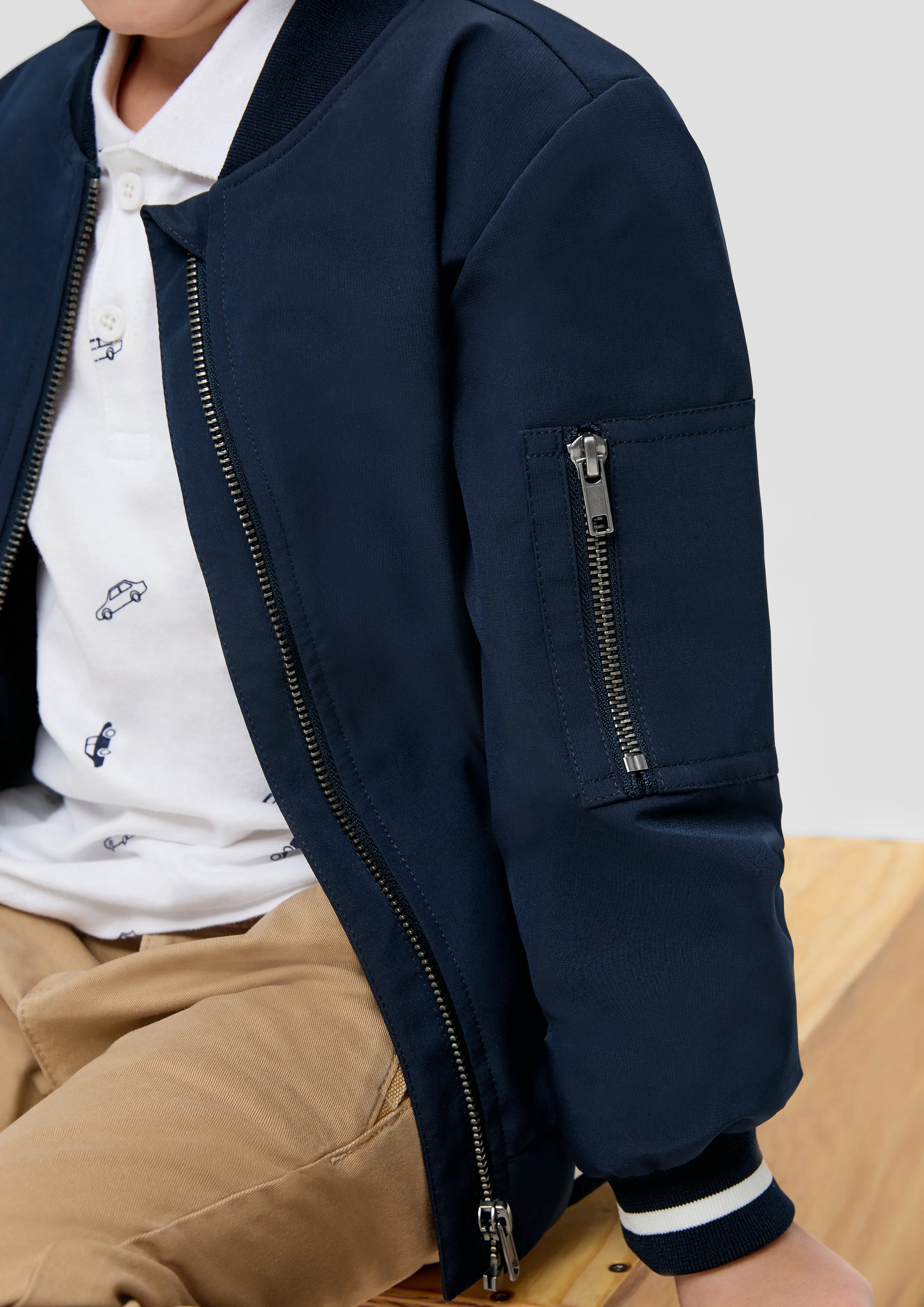 Blouson à fermeture zippée et détails contrastants