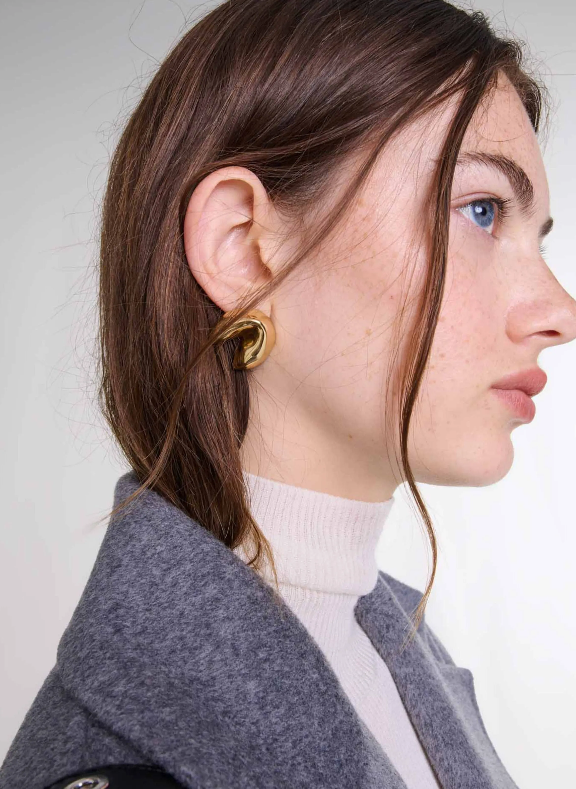 BOUCLES D'OREILLES PERCéES EN LAITON DORé - MAJE pour FEMME | Printemps