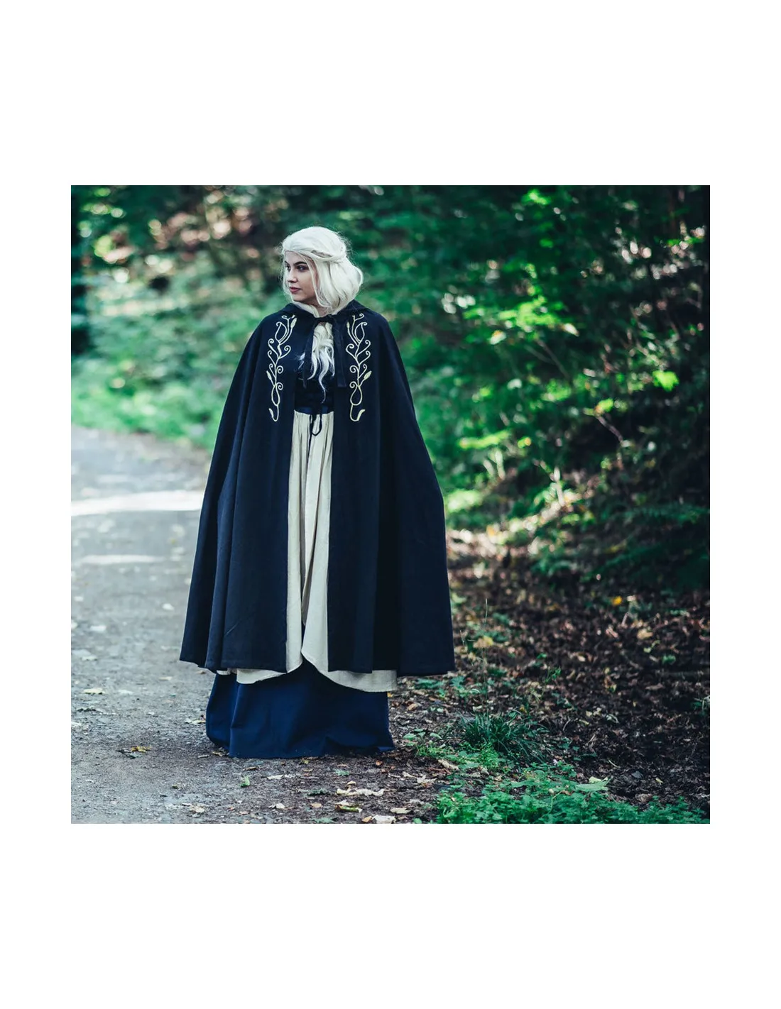 Cape médiévale avec broderie modèle Lyra, couleur noire ⚔️ Boutique Épées