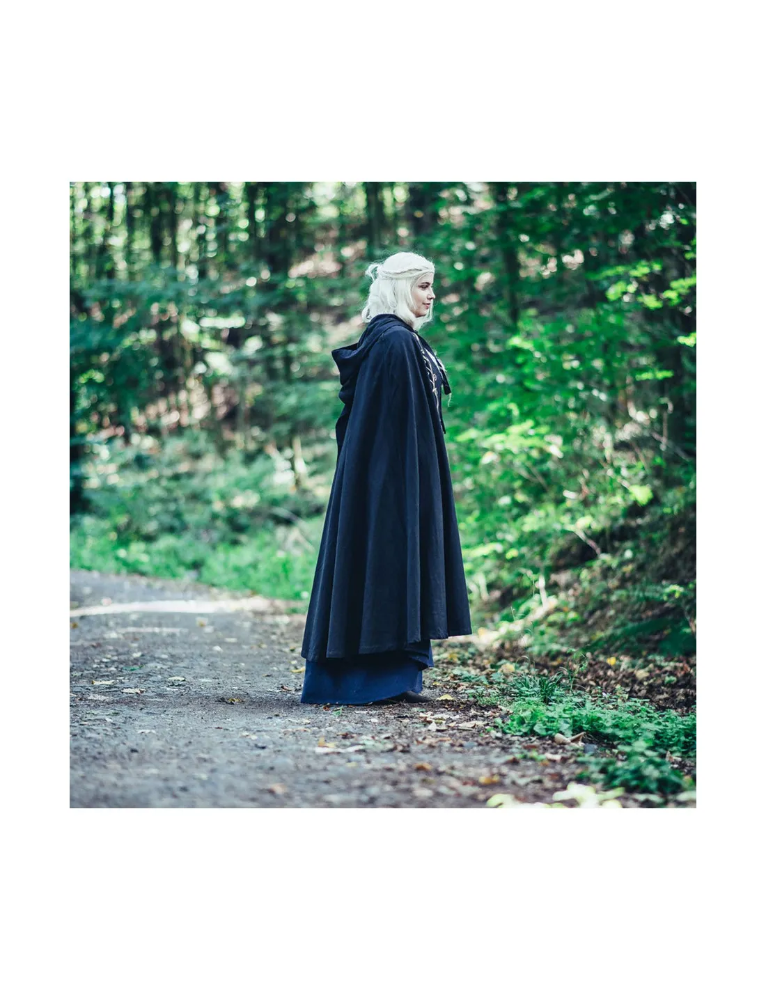 Cape médiévale avec broderie modèle Lyra, couleur noire ⚔️ Boutique Épées