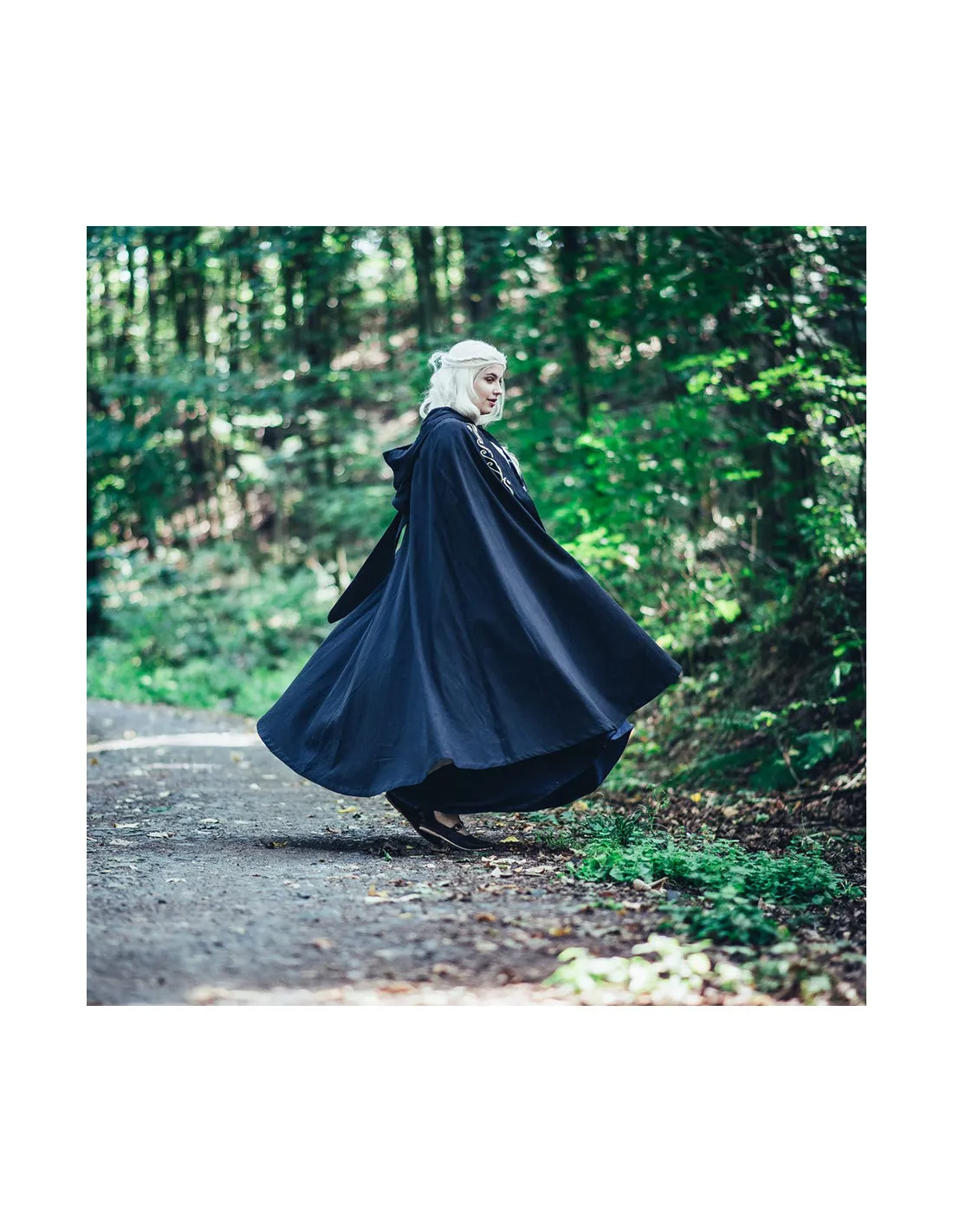 Cape médiévale avec broderie modèle Lyra, couleur noire ⚔️ Boutique Épées