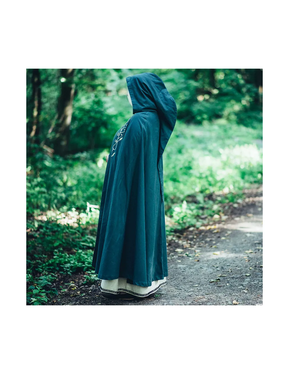 Cape médiévale avec broderie modèle Lyra, couleur verte ⚔️ Boutique Épées