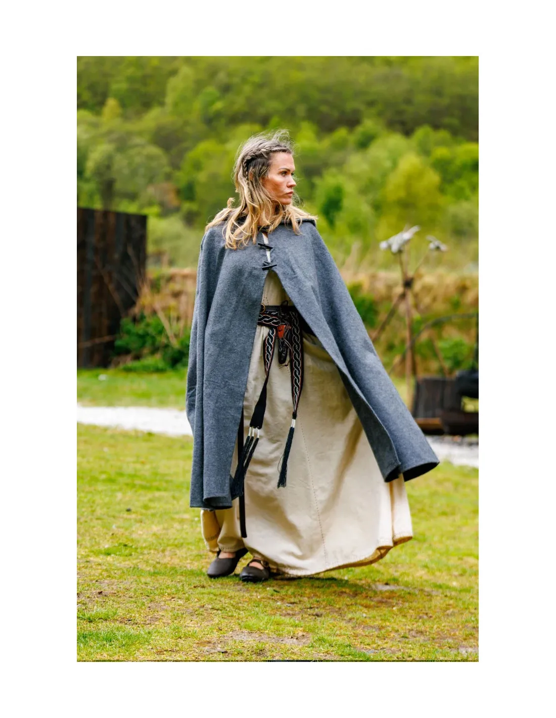 Cape médiévale courte pour dame modèle Marie, couleur grise ⚔️ Boutique Épées