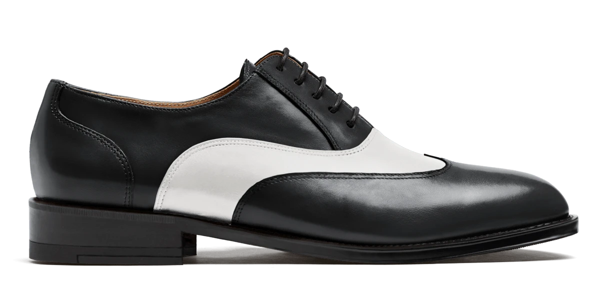 Chaussures Richelieu à bout golf en cuir blanc et noir