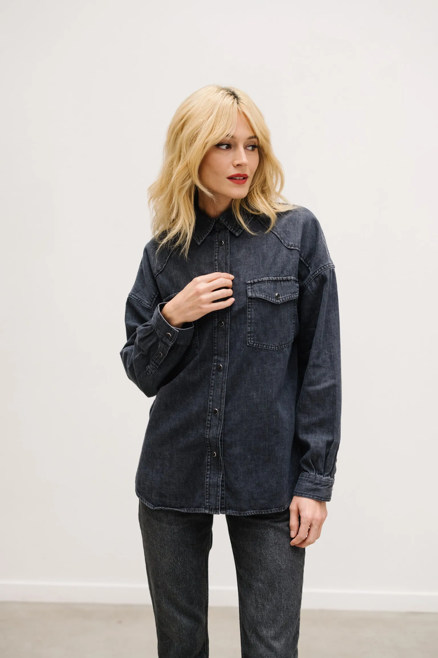 CHEMISE EN JEAN SUSAN BLACK en coton régénératif