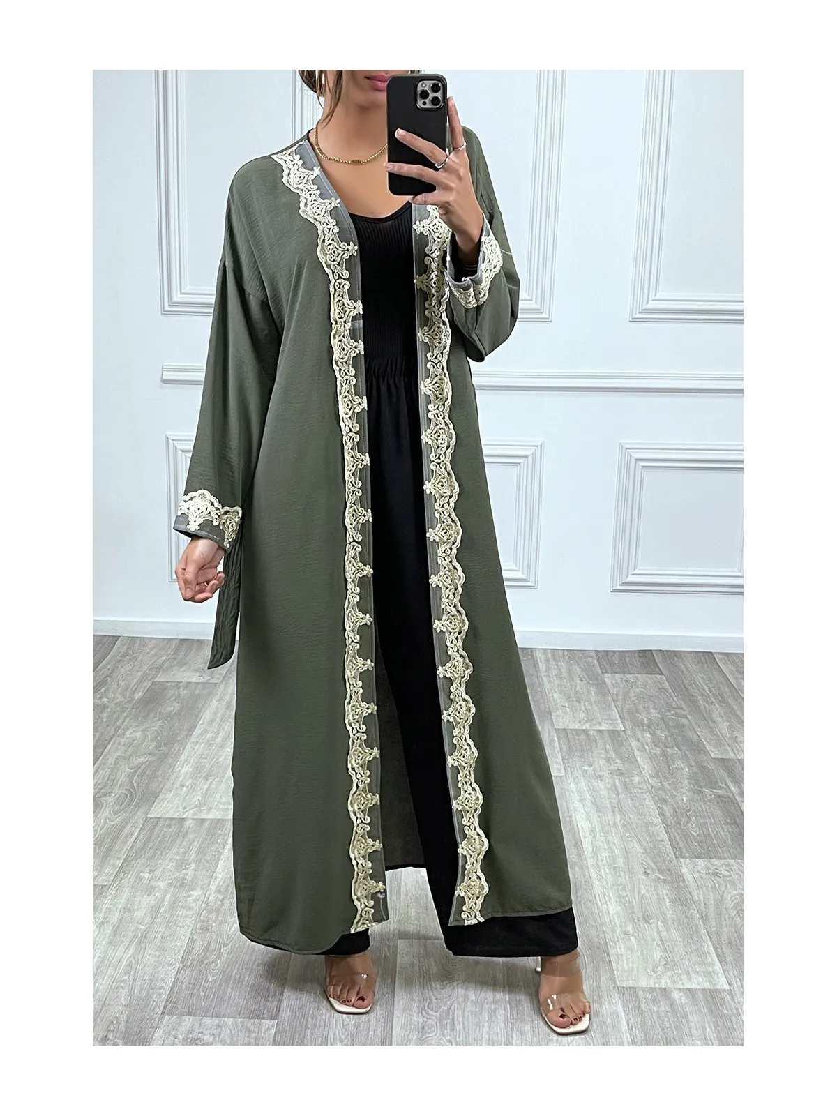 KiLKno long ceinturé style abaya kaki avec broderie doré