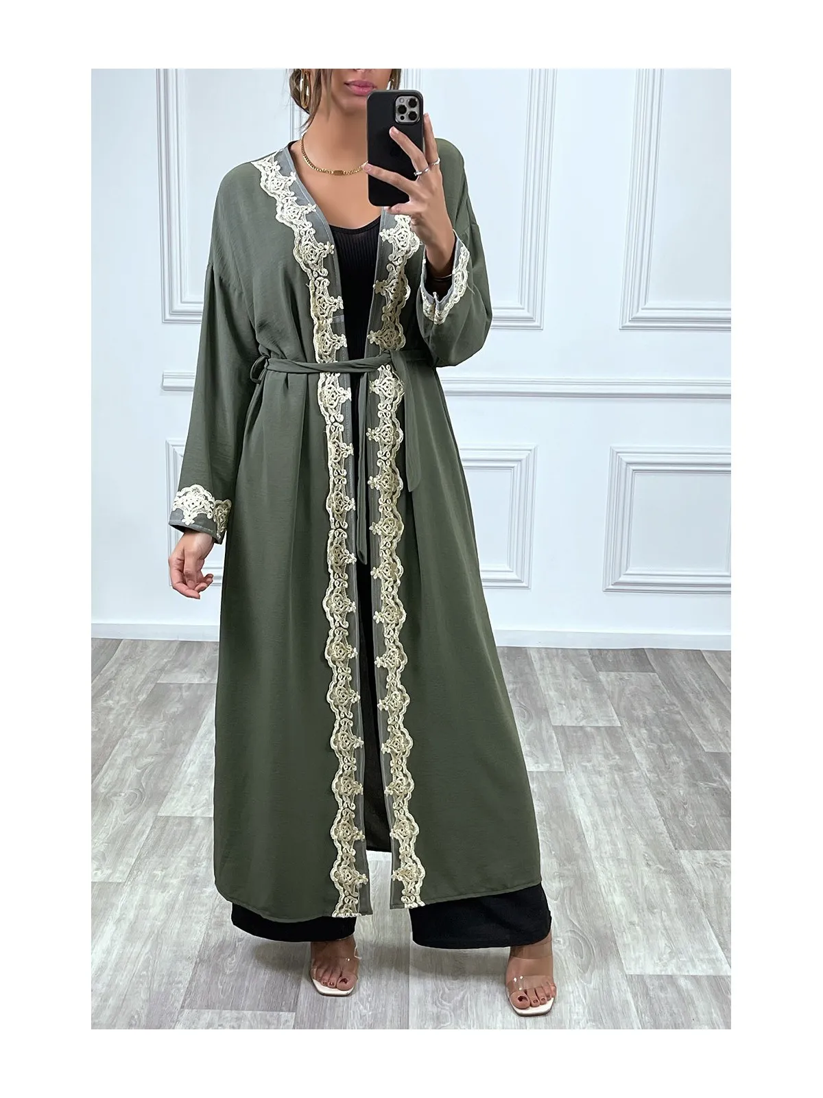 KiLKno long ceinturé style abaya kaki avec broderie doré