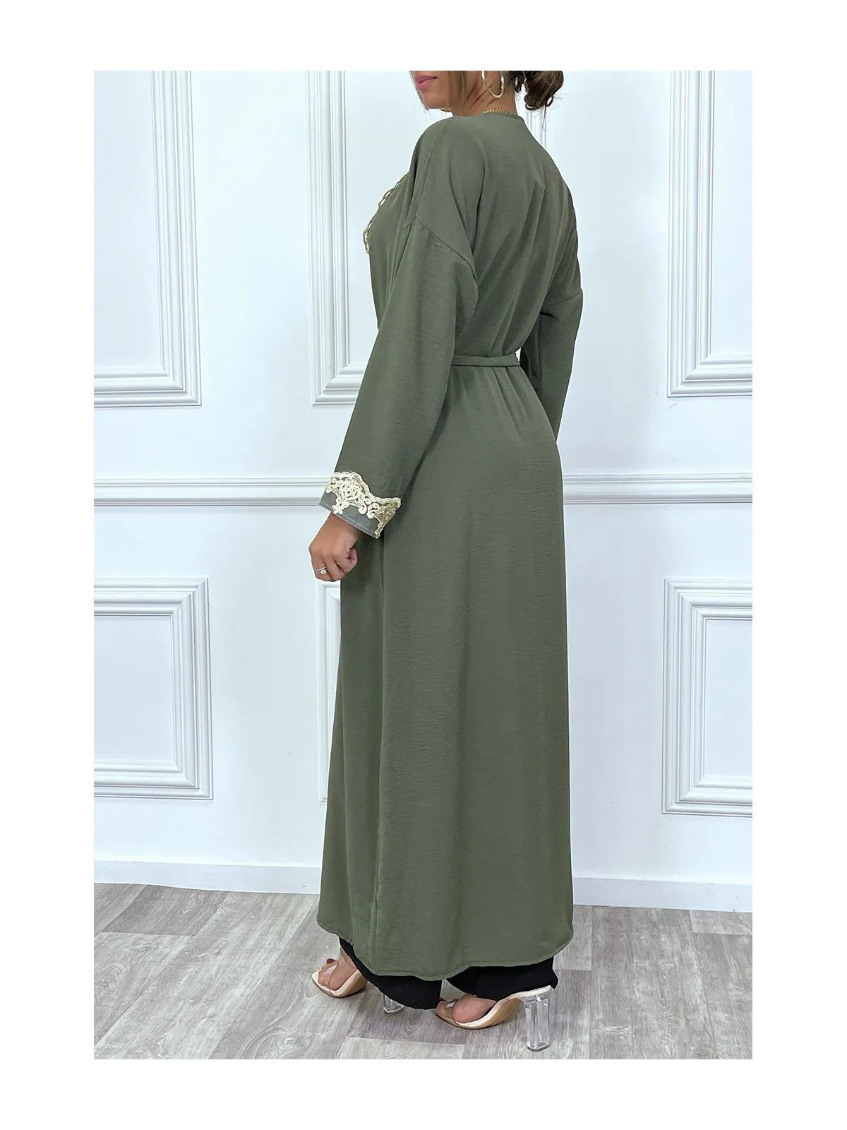 KiLKno long ceinturé style abaya kaki avec broderie doré