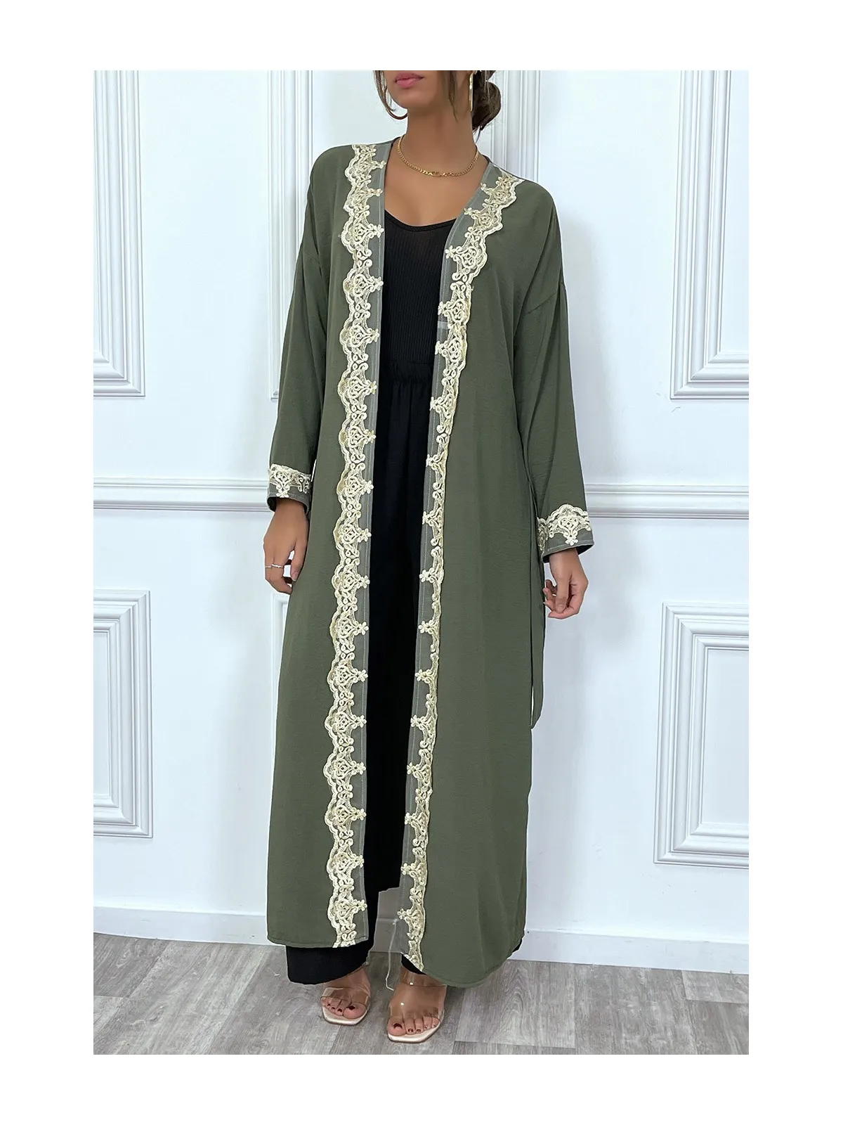 KiLKno long ceinturé style abaya kaki avec broderie doré