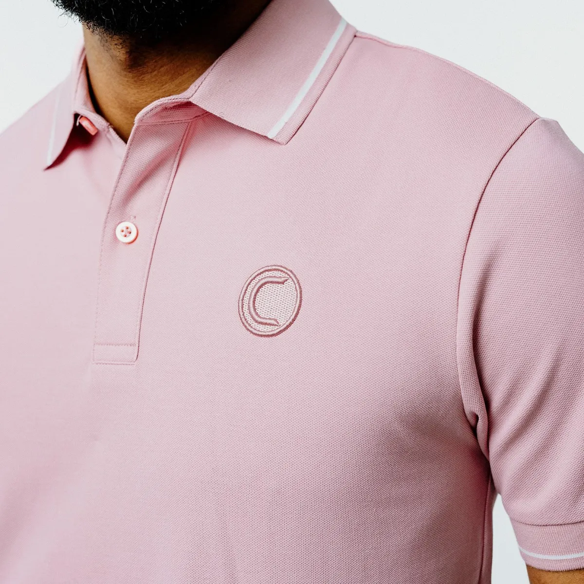 Polo rose avec détails blanc