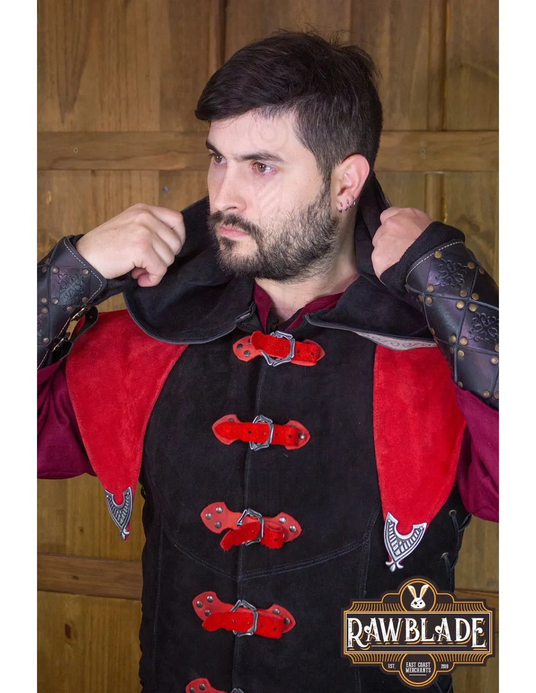 Pourpoint médiéval en cuir modèle Karanthir, noir-rouge ⚔️ Boutique Épées