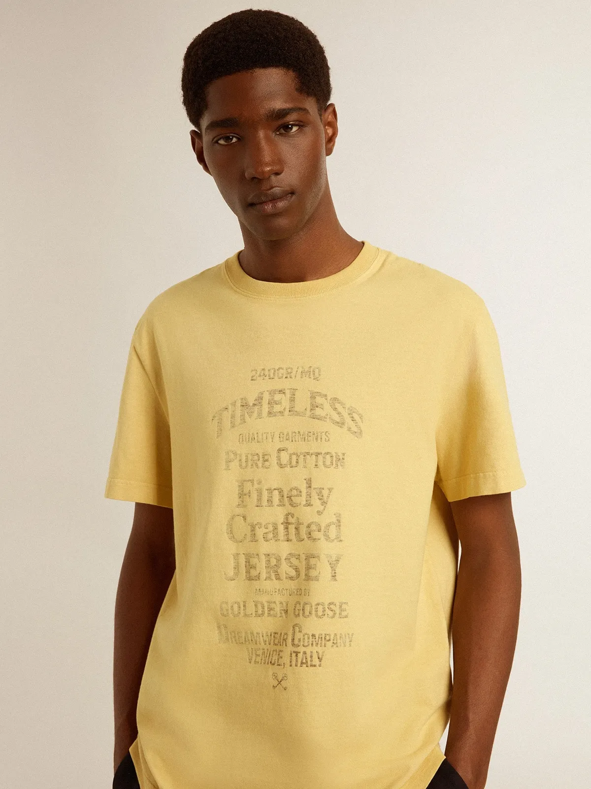 T-shirt homme en coton jaune pâle avec inscription décolorée | Golden Goose