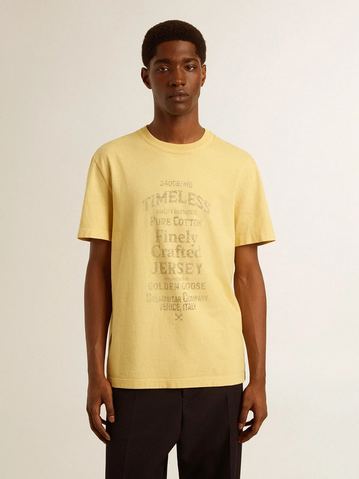 T-shirt homme en coton jaune pâle avec inscription décolorée | Golden Goose