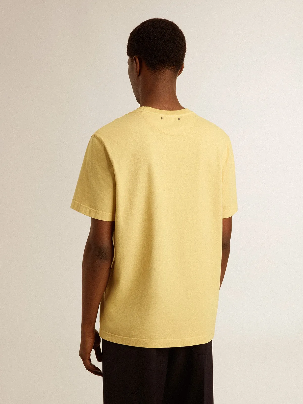 T-shirt homme en coton jaune pâle avec inscription décolorée | Golden Goose