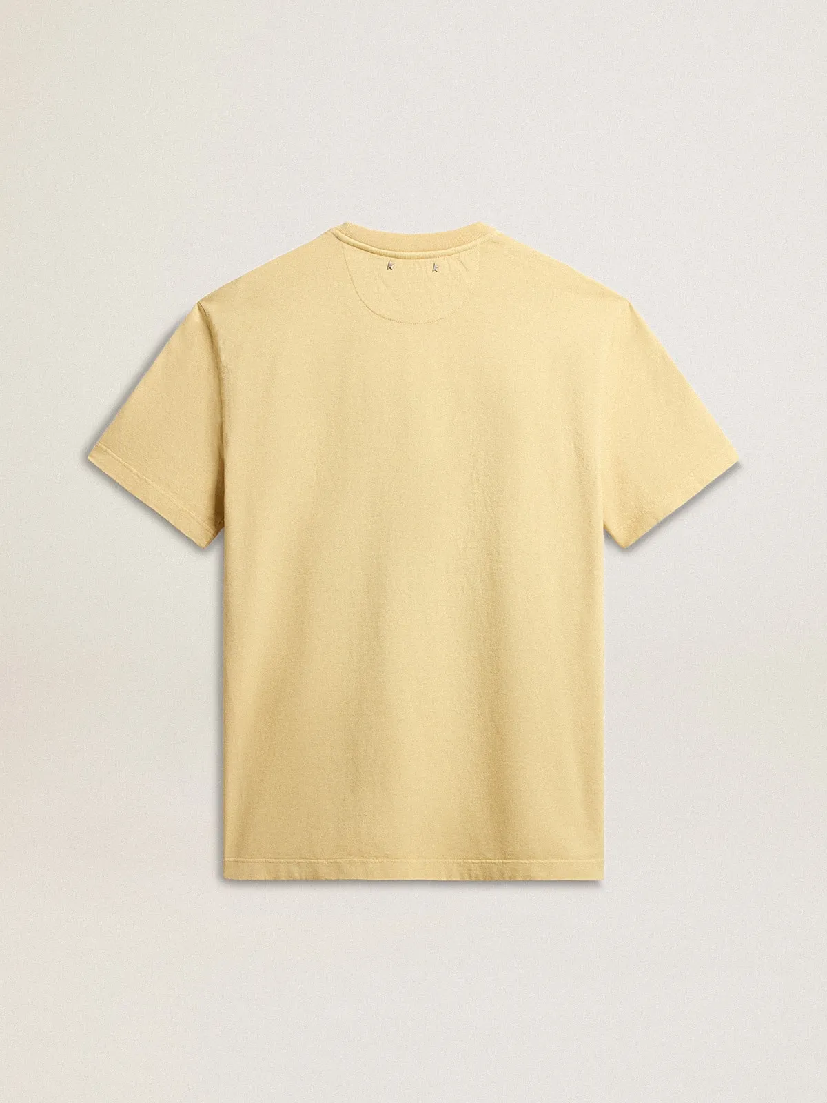 T-shirt homme en coton jaune pâle avec inscription décolorée | Golden Goose