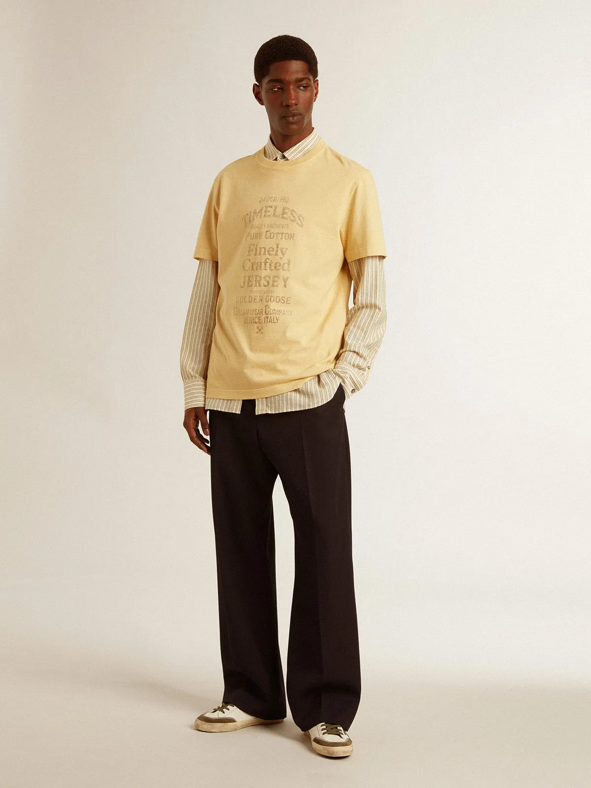 T-shirt homme en coton jaune pâle avec inscription décolorée | Golden Goose