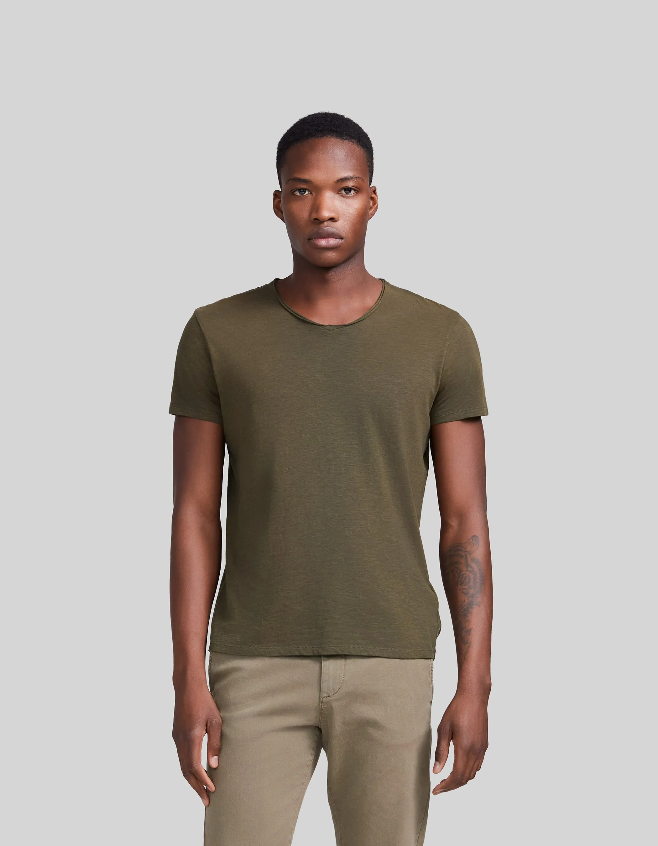 T-shirt L'Essentiel dark kaki à col V Homme